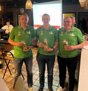drie mannen van de Rotterdamse scheidsrechtersvereniging als winnaar van de districtsfinale in Gouda